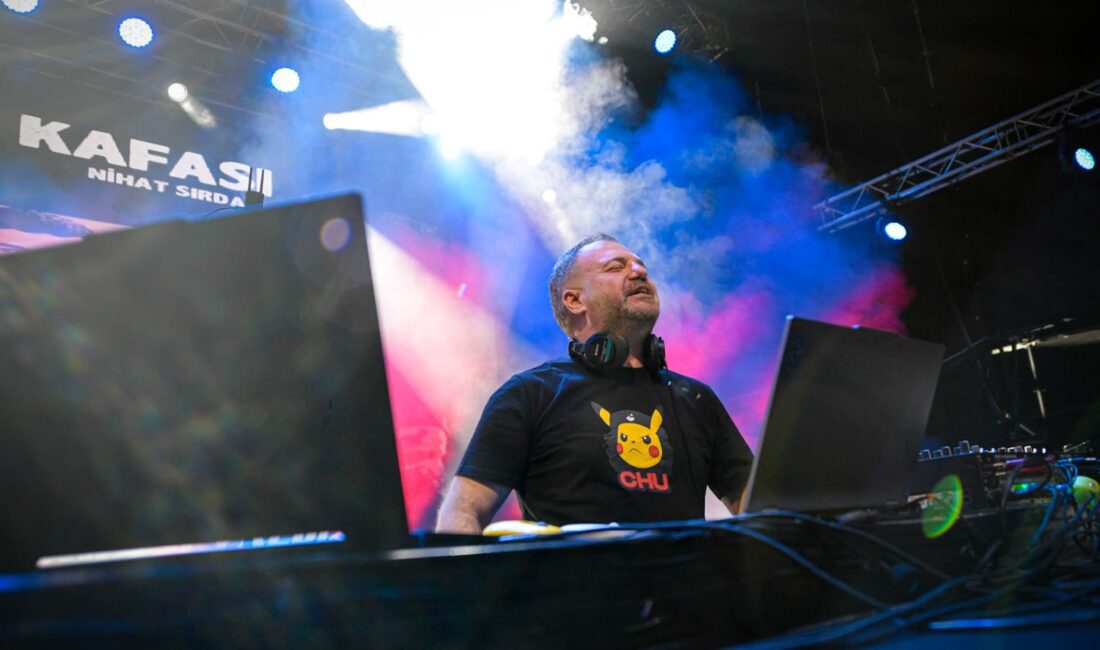 Nihat Sırdar, İEF’de İzmirlilere Unutulmaz Anlar Yaşattı İzmir Enternasyonal Fuarı (İEF) Çim Konserleri'nde sahne alan Nihat Sırdar,