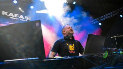 İzmir Enternasyonal Fuarı (İEF) Çim Konserleri'nde sahne alan Nihat Sırdar,