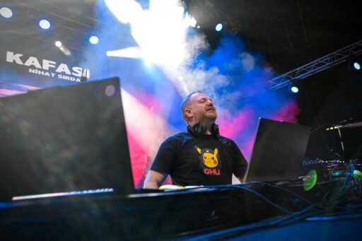 İzmir Enternasyonal Fuarı (İEF) Çim Konserleri'nde sahne alan Nihat Sırdar,