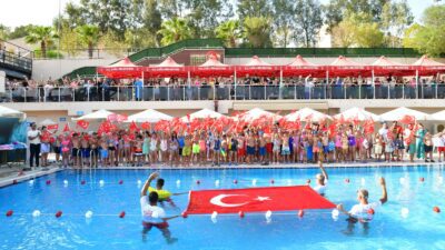 Çiğli Belediyesi, yaz dönemindeki başarılı yüzme kurslarının ardından, kış dönemi