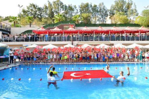 Çiğli Belediyesi, yaz dönemindeki başarılı yüzme kurslarının ardından, kış dönemi