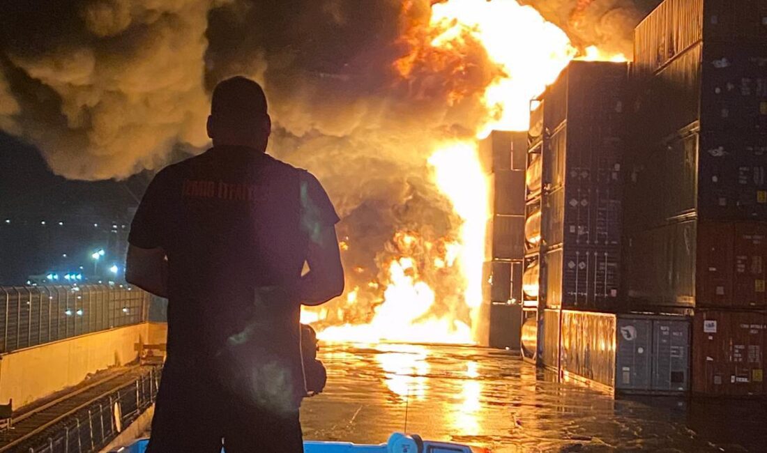 Aliağa Nemport Limanı’nda Yangın: Tehlikeli Kimyasallara Sıçramadan Söndürüldü İzmir'in Aliağa ilçesindeki Nemport Limanı'nda çıkan yangın, İzmir İtfaiyesi'nin hızlı