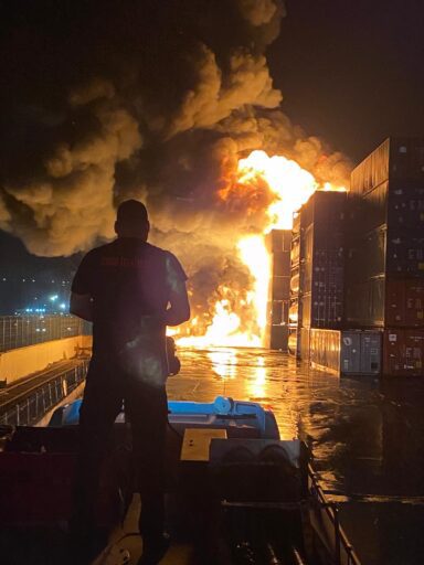 İzmir'in Aliağa ilçesindeki Nemport Limanı'nda çıkan yangın, İzmir İtfaiyesi'nin hızlı