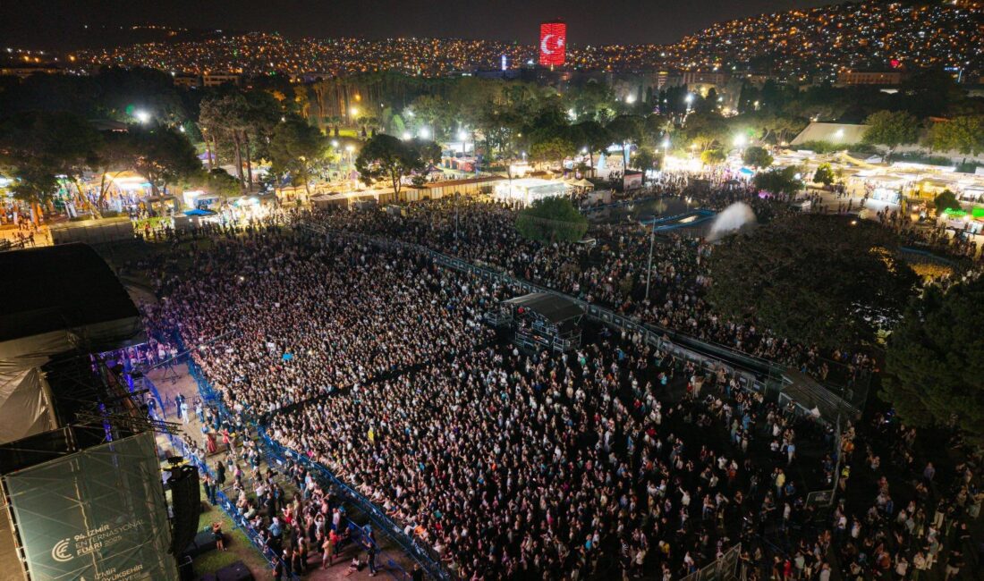 94. İzmir Enternasyonal Fuarı (İEF) Çim Konserleri'nde sahne alan rock