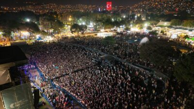 94. İzmir Enternasyonal Fuarı (İEF) Çim Konserleri'nde sahne alan rock