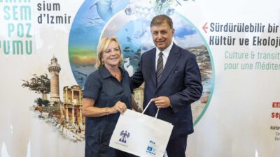 İzmir'de düzenlenen "Sürdürülebilir Bir Akdeniz İçin" sempozyumunda, Akdeniz Kültür ve