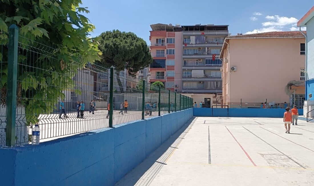 Yeni Dönem Öncesi Okullar Hazır: Büyükşehir’den 9 İlçeye Tadilat ve Bakım Desteği İzmir Büyükşehir Belediyesi, 2025-2026 eğitim dönemi öncesinde 9 ilçedeki okulları