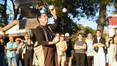 İzmir Enternasyonal Fuarı'nda düzenlenen uluslararası sokak gösterileri, dünyanın dört bir