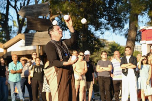 İzmir Enternasyonal Fuarı'nda düzenlenen uluslararası sokak gösterileri, dünyanın dört bir