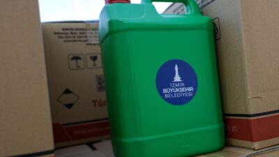 İzmir Büyükşehir Belediyesi'nin okullara sağladığı hijyen seti desteği, dar gelirli