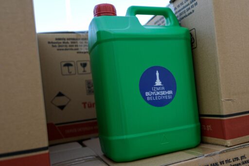 İzmir Büyükşehir Belediyesi'nin okullara sağladığı hijyen seti desteği, dar gelirli