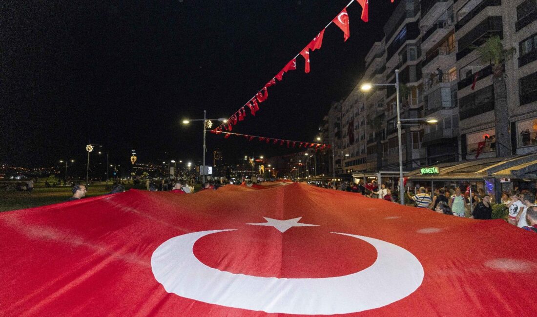 İzmir sokakları, 9 Eylül'de kurtuluş coşkusuyla yankılanırken, şehitlere saygı duruşuyla