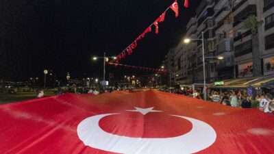 İzmir sokakları, 9 Eylül'de kurtuluş coşkusuyla yankılanırken, şehitlere saygı duruşuyla