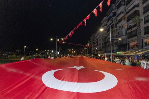 İzmir sokakları, 9 Eylül'de kurtuluş coşkusuyla yankılanırken, şehitlere saygı duruşuyla