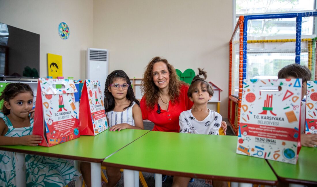 Karşıyaka'da okul zilinin çalmasıyla birlikte miniklere büyük bir sürpriz yapıldı.