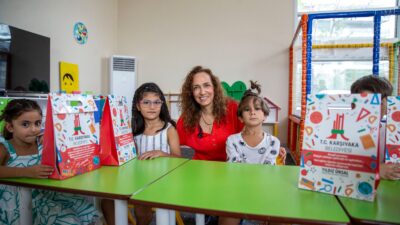 Karşıyaka'da okul zilinin çalmasıyla birlikte miniklere büyük bir sürpriz yapıldı.