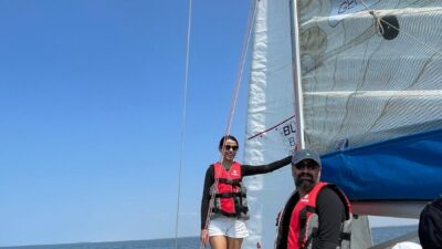 İZDENİZ’in İzmir Marina’da yetişkinlere yönelik düzenlediği yelken eğitimleri devam ediyor.