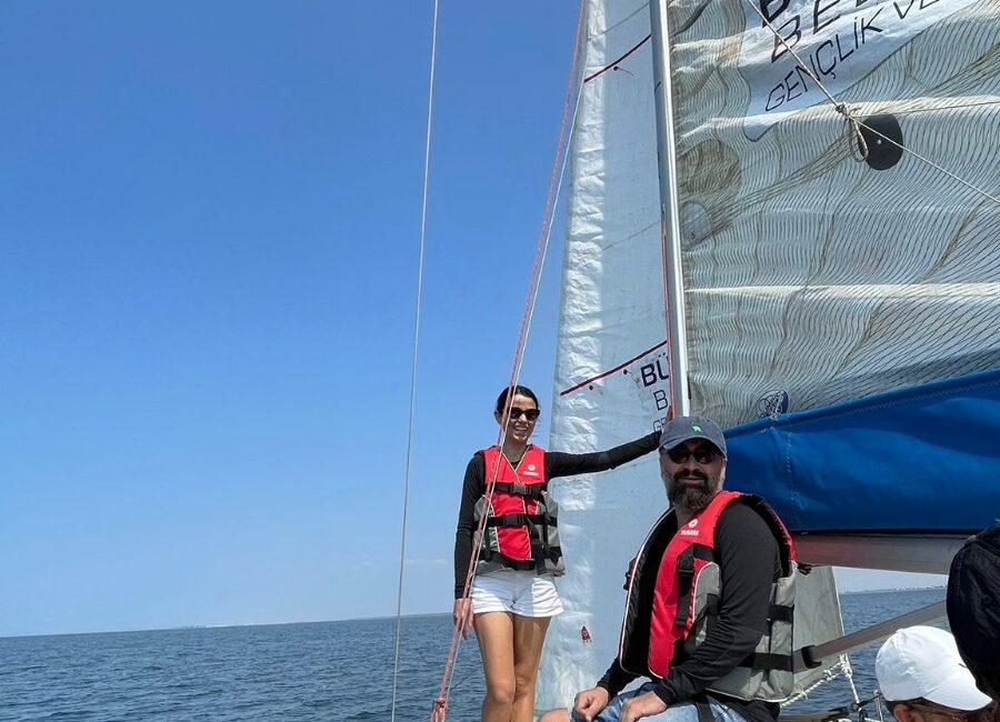 İZDENİZ’in İzmir Marina’da yetişkinlere yönelik düzenlediği yelken eğitimleri devam ediyor.