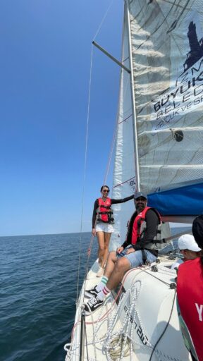 İZDENİZ’in İzmir Marina’da yetişkinlere yönelik düzenlediği yelken eğitimleri devam ediyor.