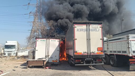 Alevler sıçradı, İzmir İtfaiyesi 20 dakikada yangını söndürdü. Bornova Işıkkent'teki
