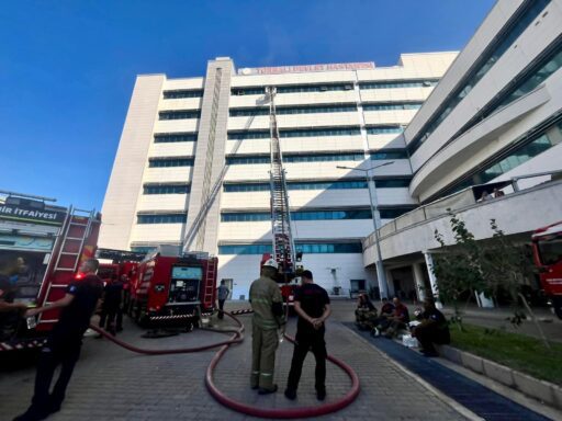 Torbalı Devlet Hastanesi'nde çıkan yangın, İzmir İtfaiyesi'nin hızlı ve profesyonel