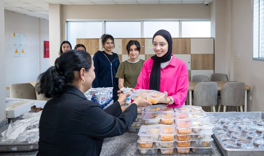 Başkan Tugay’dan Öğrencilere Destek: Yurt Ücreti 2 Bin TL Kaldı Üniversite hayalleri İzmir'de gerçek oluyor! Büyükşehir, öğrencilerin barınma yükünü hafifletiyor.
