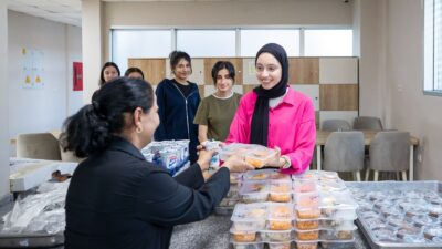 Üniversite hayalleri İzmir'de gerçek oluyor! Büyükşehir, öğrencilerin barınma yükünü hafifletiyor.