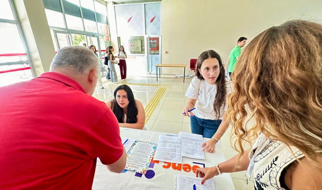 Genç İzmir ekibi, üniversitelileri kampüslerde buluşturuyor. Ücretsiz kurslar, atölyeler ve