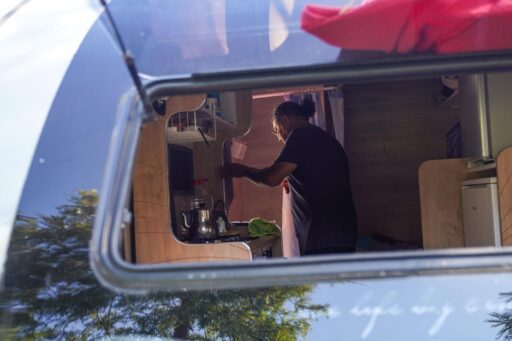 İzmir Büyükşehir Belediyesi’nin İnciraltı Karavan Parkı ile karavancılar hem şehir