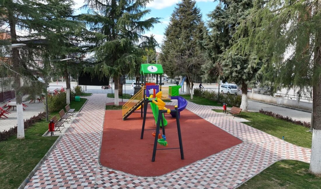 İzmir’in Akciğeri Buca Hasanağa Bahçesi Yeniden Doğdu: Kordon’da Taşkın Riskine Karşı Geçirgen Yeşil Alan Düzenlemesi İzmir Büyükşehir Belediyesi, Başkan Cemil Tugay'ın ağaçlandırma seferberliği ile 18