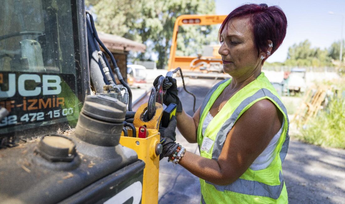 İzmir Büyükşehir Belediyesi’nin 53 yaşındaki kadın çekici operatörü Munise Demirer,