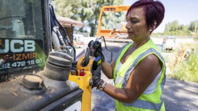 İzmir Büyükşehir Belediyesi’nin 53 yaşındaki kadın çekici operatörü Munise Demirer,