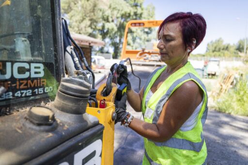 İzmir Büyükşehir Belediyesi’nin 53 yaşındaki kadın çekici operatörü Munise Demirer,