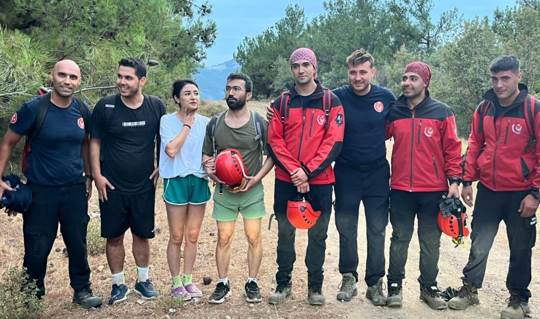İzmir Büyükşehir İtfaiye Dairesi Behzat Tepesi Civarındaki Üç Genci Başarılı Operasyonla Kurtardı İzmir İtfaiyesi ekipleri, Balçova Terapi Ormanları'ndaki Behzat Tepesi civarında sarp