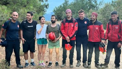 İzmir İtfaiyesi ekipleri, Balçova Terapi Ormanları'ndaki Behzat Tepesi civarında sarp