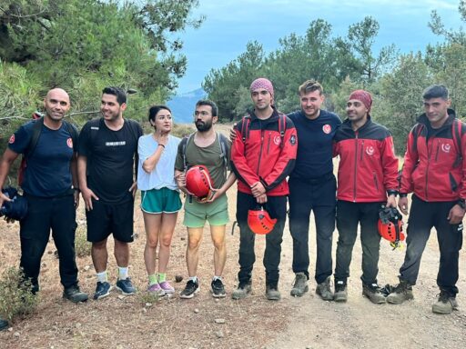 İzmir İtfaiyesi ekipleri, Balçova Terapi Ormanları'ndaki Behzat Tepesi civarında sarp