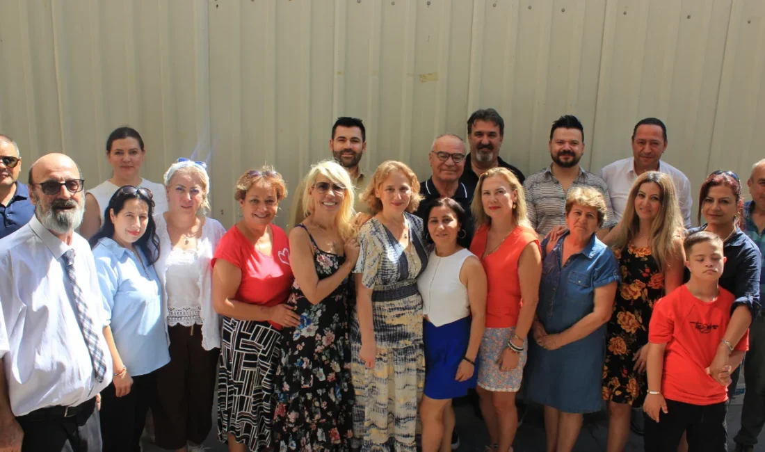 İzmir Türk TV’de Beklenen Devir Teslim İzmir Türk TV, yeni yayın dönemi toplantısını Kardeşler Cafe Haydar