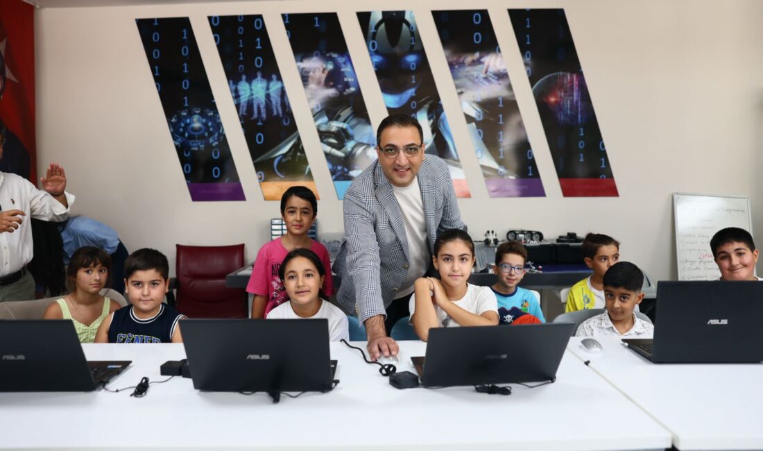 Balçova Belediye Başkanı Onur Yiğit, robotik kodlama kursu öğrencileriyle bir