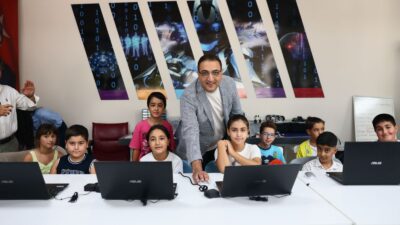 Balçova Belediye Başkanı Onur Yiğit, robotik kodlama kursu öğrencileriyle bir