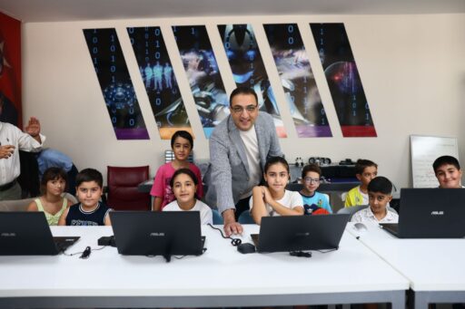 Balçova Belediye Başkanı Onur Yiğit, robotik kodlama kursu öğrencileriyle bir