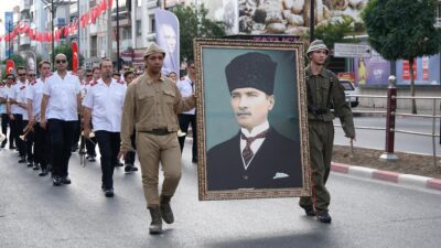 Kemalpaşa Belediyesi'nin düzenlediği 7 Eylül Kurtuluş Günü törenleri, kortej yürüyüşü