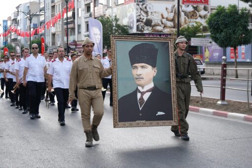 Kemalpaşa Belediyesi'nin düzenlediği 7 Eylül Kurtuluş Günü törenleri, kortej yürüyüşü