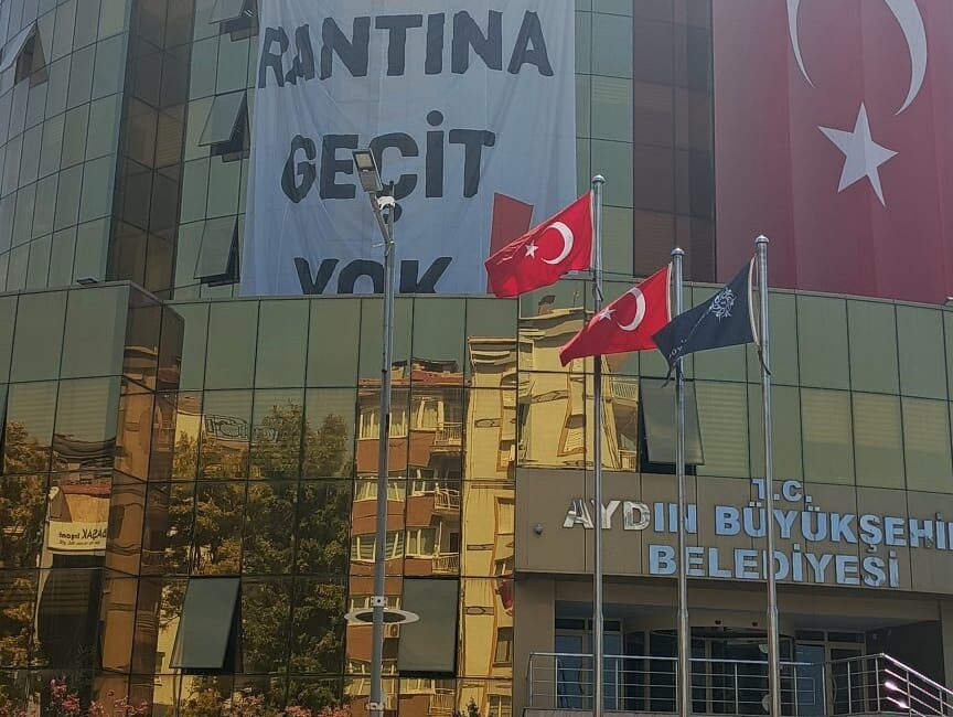 Aydın Büyükşehir Belediyesi, Kuşadası hizmet binasının tahliye edileceği iddialarını yalanladı.