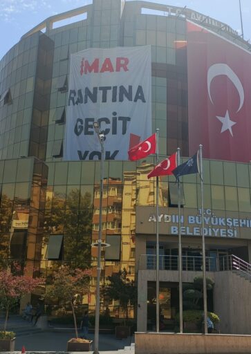 Aydın Büyükşehir Belediyesi, Kuşadası hizmet binasının tahliye edileceği iddialarını yalanladı.