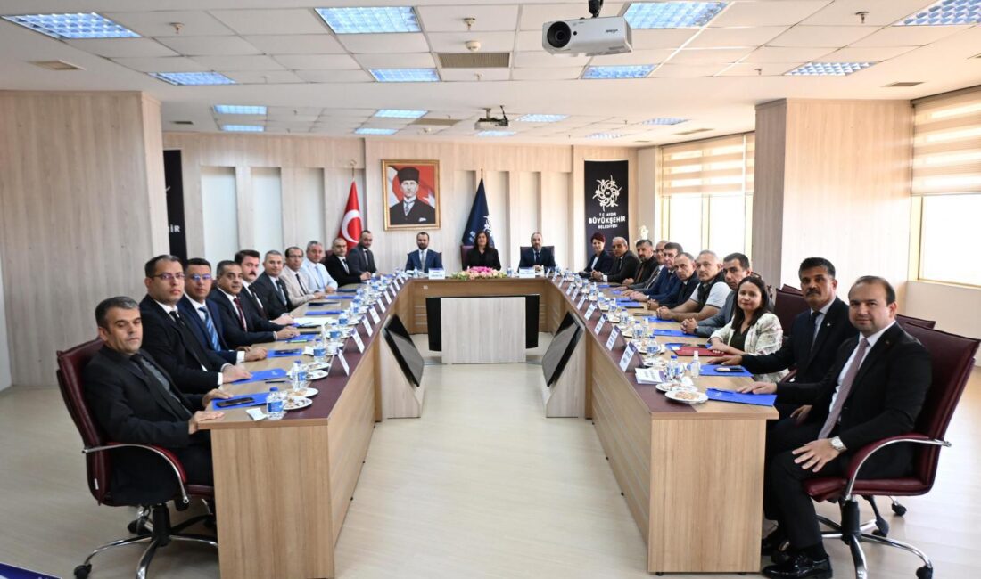 BAŞKAN ÇERÇİOĞLU: AYDIN İÇİN EL BİRLİĞİYLE ÇALIŞMAYA DEVAM EDECEĞİZ Aydın Büyükşehir Belediye Başkanı Özlem Çerçioğlu’na Aydın da bulunan il