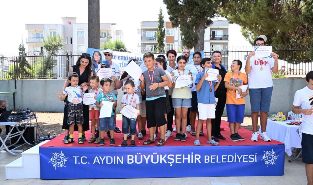 Aydın Büyükşehir Belediyesi’nin otizmli bireyler için her yıl düzenlediği yüzme