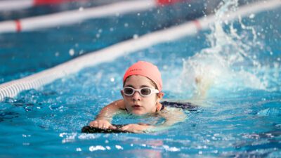 Buca Belediyesi, Sporium Spor Kompleksi'ndeki yüzme kurslarını genişletti. Her yaştan