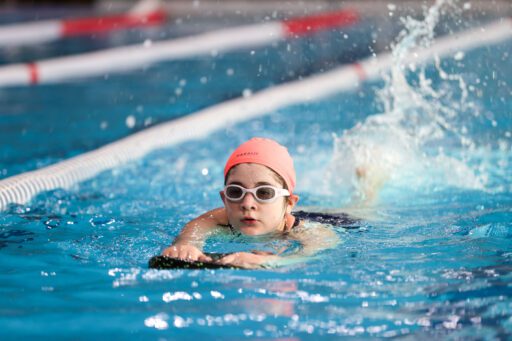 Buca Belediyesi, Sporium Spor Kompleksi'ndeki yüzme kurslarını genişletti. Her yaştan