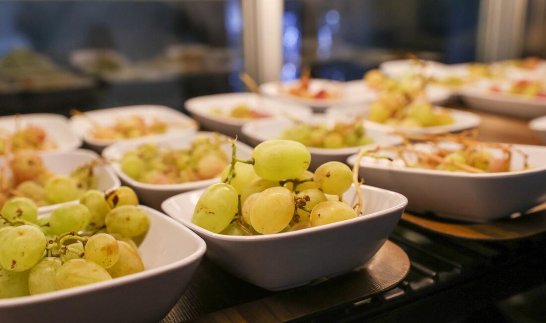 Buca Belediyesi, Kaynaklar'daki üzüm bağında yetiştirdiği mahsulü Kent Lokantaları'nda vatandaşlara