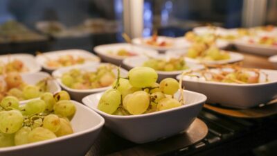 Buca Belediyesi, Kaynaklar'daki üzüm bağında yetiştirdiği mahsulü Kent Lokantaları'nda vatandaşlara